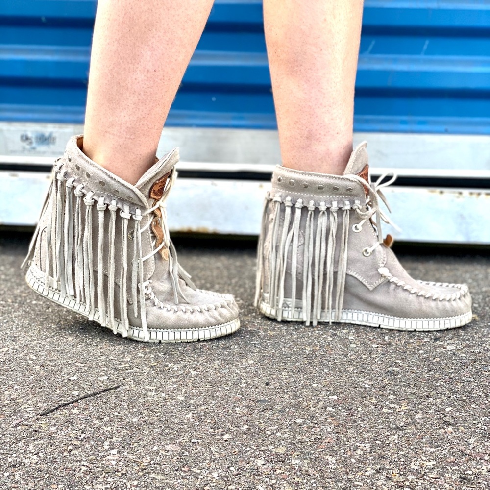 El Vaquero Free People Grey Fringe Wedges